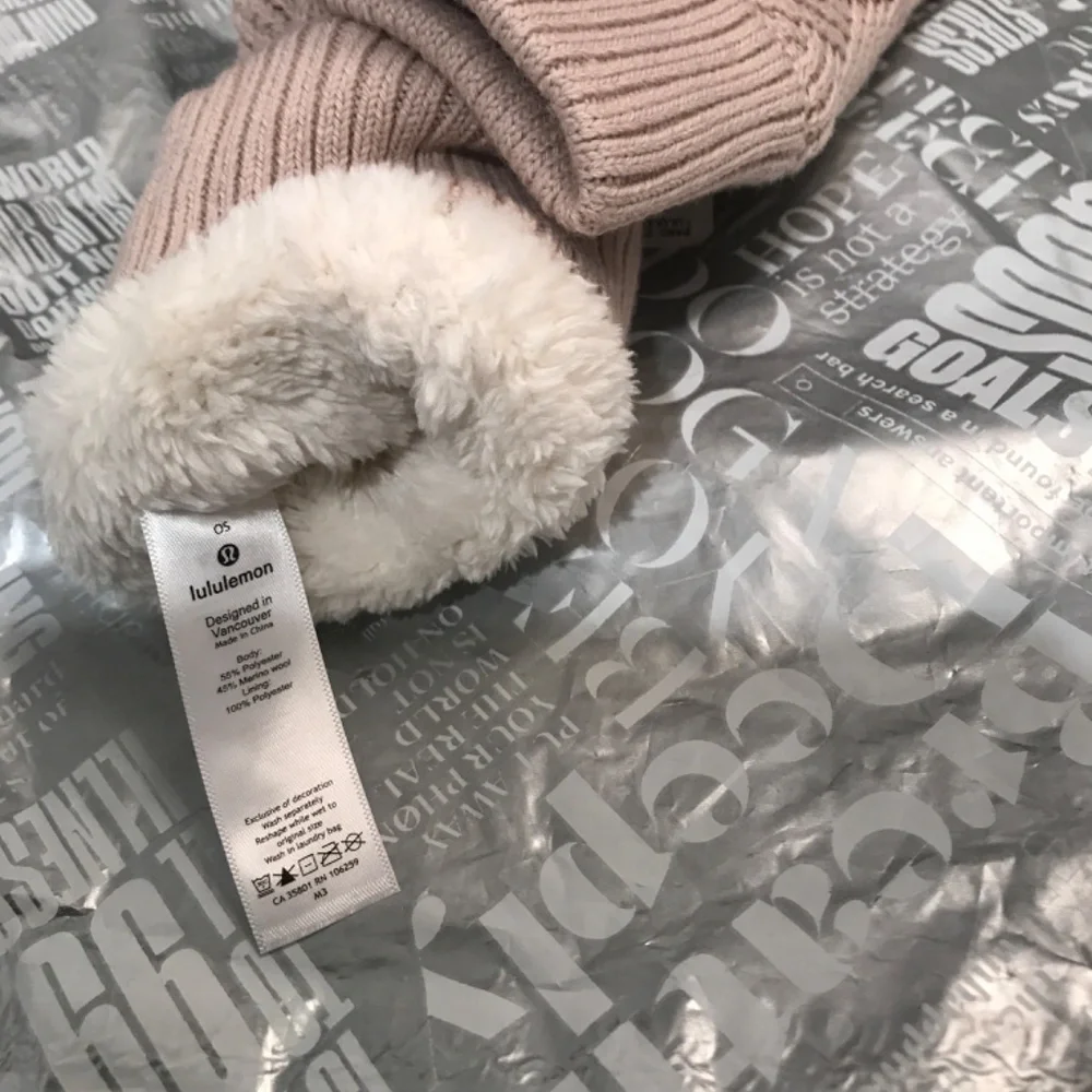 🦄NWT Lululemon Sherpa Weave Mittens Pink